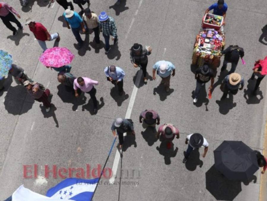 Tensión y quema de llantas: las imágenes de las protestas de este miércoles en la capital