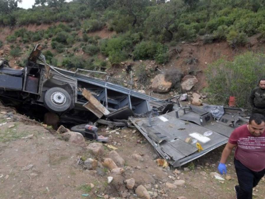 Hecho pedazos, así quedó el bus que se accidentó en Túnez y dejó 24 muertos
