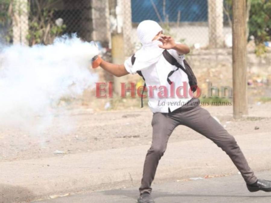 FOTOS: El enfrentamiento entre policías y estudiantes del Central en imágenes