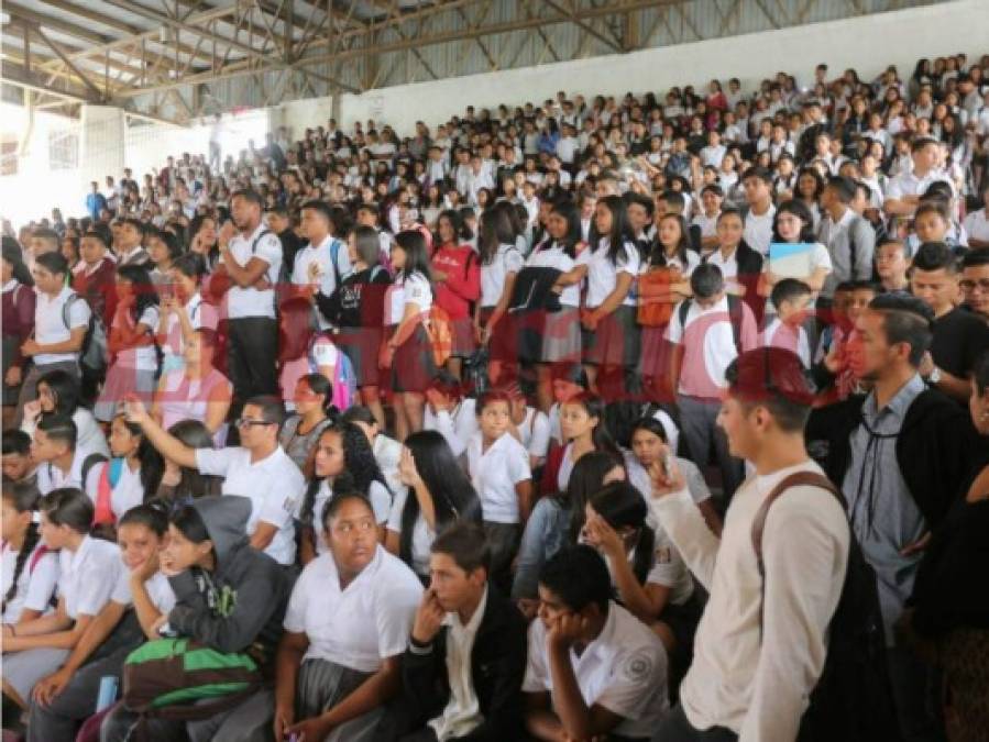 Con baile, música y hasta palillonas, así celebra el Instituto Central Vicente Cáceres su 140 aniversario