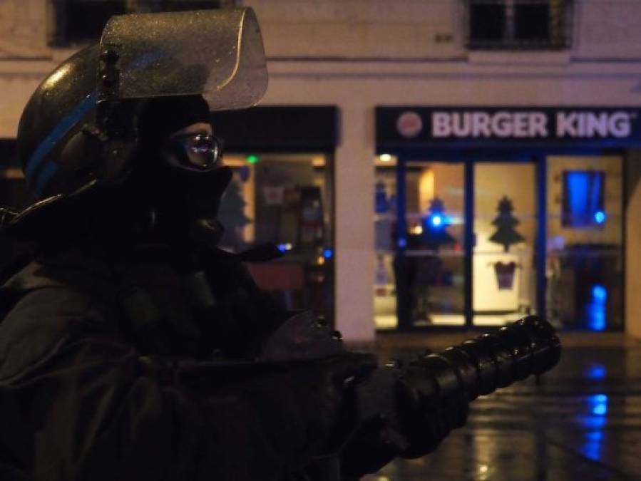 FOTOS: Caos y destrucción en París tras otro día de protestas de los chalecos amarillos