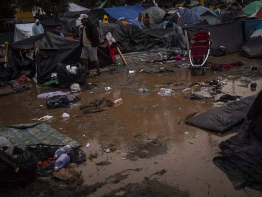 FOTOS: Fuerte lluvia destruye carpas en las que dormían migrantes de la caravana en Tijuana, México