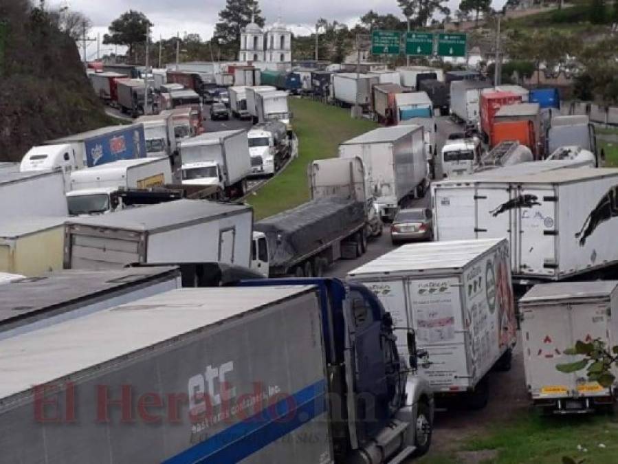 Las 12 fotos que resumen la jornada de paro de transporte pesado y el caos en gasolineras de la capital