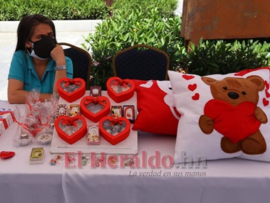Capitalinos se aprestan a celebrar el Día del Amor y la Amistad (FOTOS)