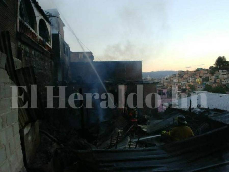 Seis viviendas quemadas: Imágenes del incendio ocurrido este viernes en el barrio La Guasalona de Comayagüela