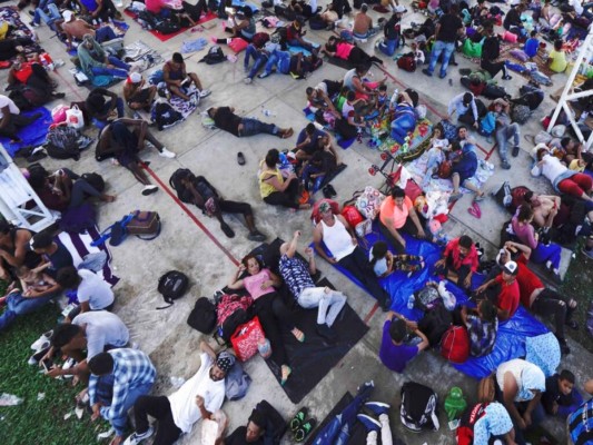 Migrantes hondureños, haitianos y salvadoreños sanan las llagas de sus pies en Huixtla, México (Fotos)