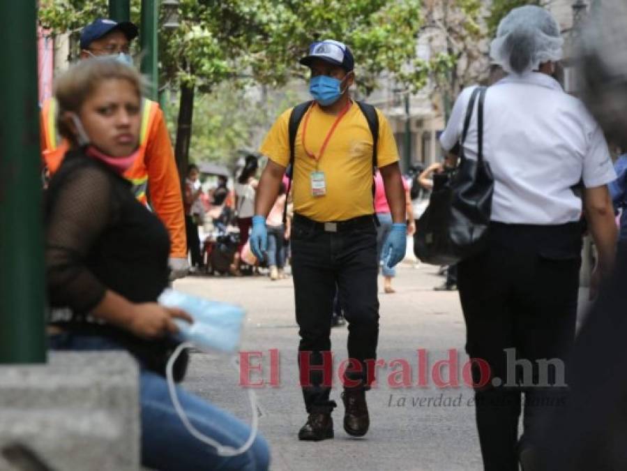 Capitalinos abarrotan el casco histórico en primer día de la reapertura