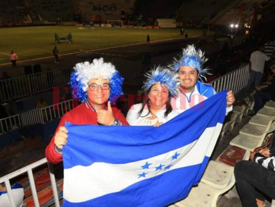 Las bellezas ponen un ambientazo en el Nacional para el Honduras vs Panamá