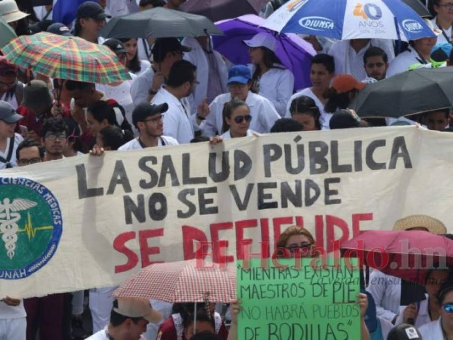 FOTOS: La masiva movilización de médicos y maestros en la capital de Honduras