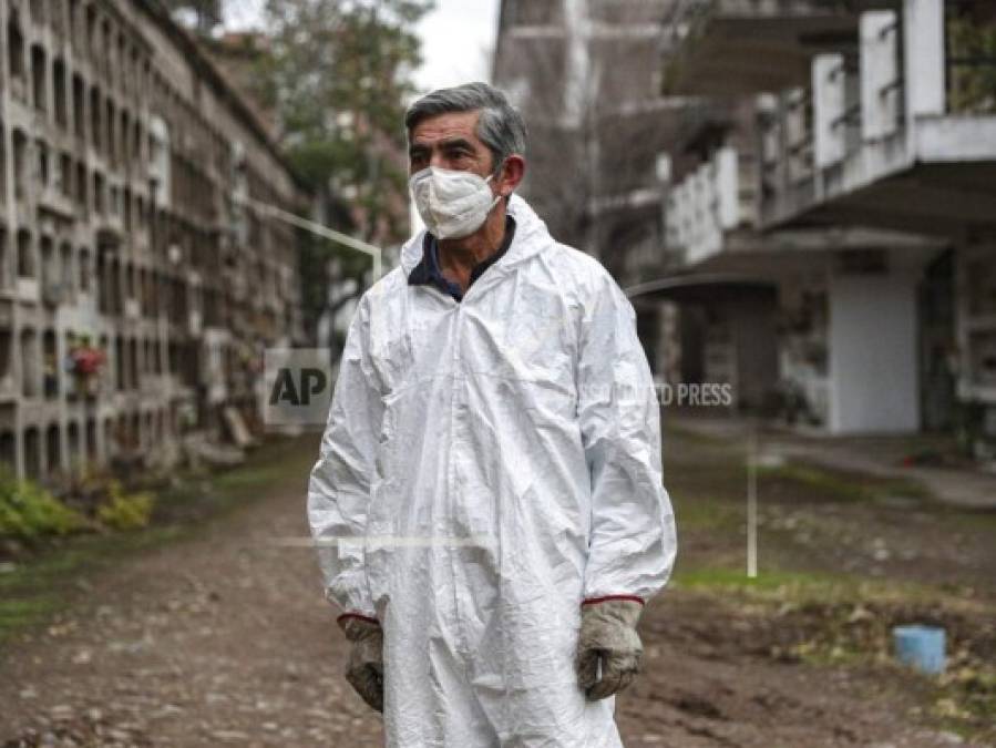 Féretros apilados y entierros en soledad, el día a día en los cementerios durante la pandemia