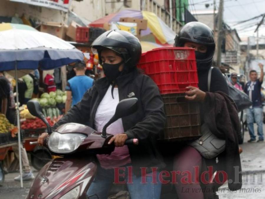 Con o sin mascarilla, capitalinos abarrotan mercados pese a que amenaza persiste (FOTOS)