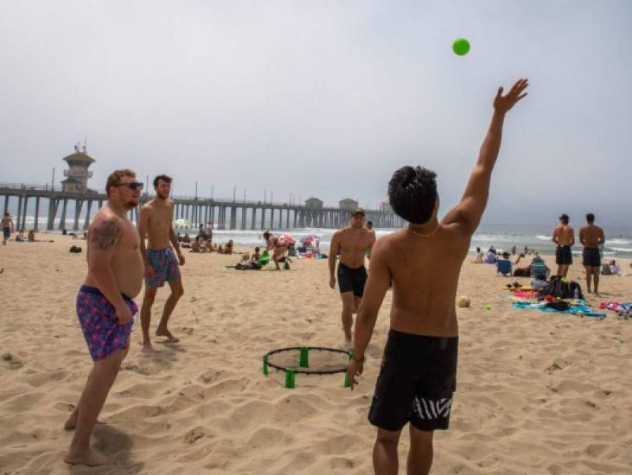 Por altas temperaturas, californianos salen a las playas pese a Covid-19