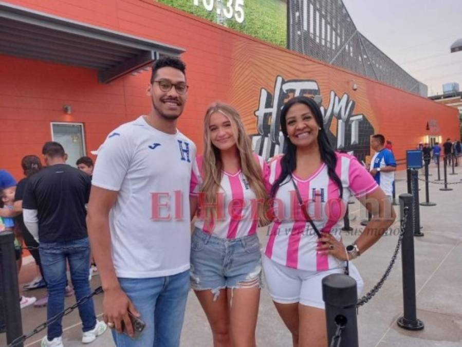 Las bellezas catrachas en el BBVA Compass para el Honduras-Granada