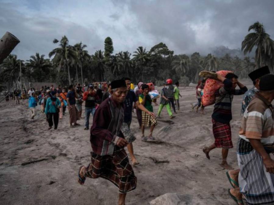 Barro, cenizas y desolación a la sombra del volcán Semeru en Indonesia (Fotos)