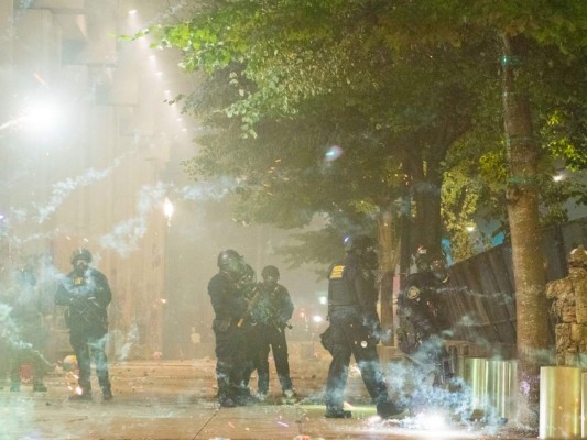 FOTOS: Manifestantes y policías se enfrentan nuevamente en Portland, EEUU