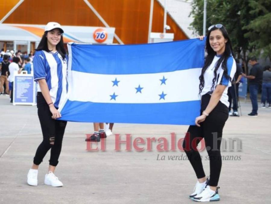 Bellas aficionadas catrachas se roban las miradas en el BBVA Compass para el Honduras-Qatar