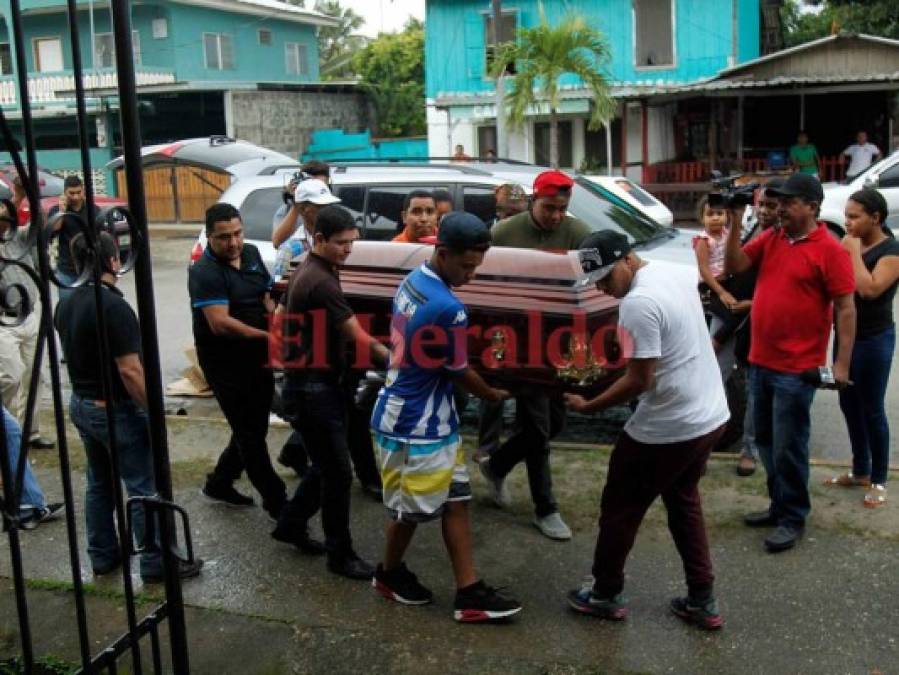 FOTOS: Desgarradoras imágenes de familiares y amigos en velorio de Juan Carlos García