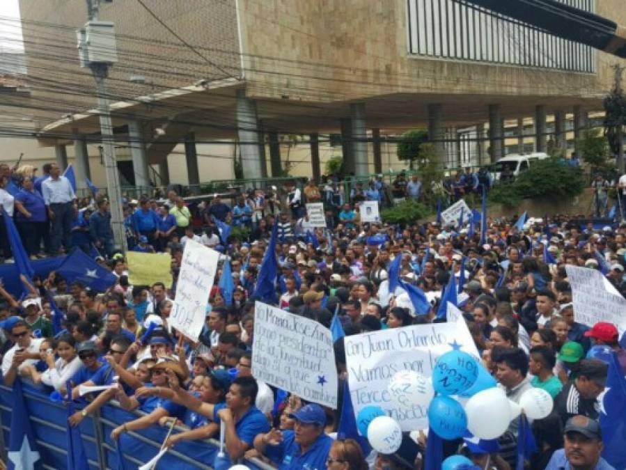 Nacionalistas llegan al Congreso Nacional para pedir regularizar la reelección de JOH