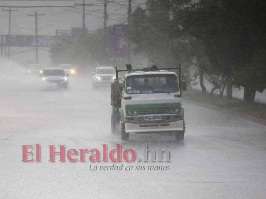 Imágenes de la fuerte lluvia que sorprendió este miércoles a los capitalinos