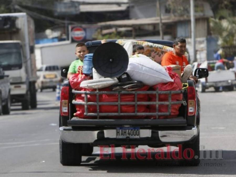 En buses, pickups y hasta camiones: Capitalinos 'escapan' de la ciudad para ir a veranear