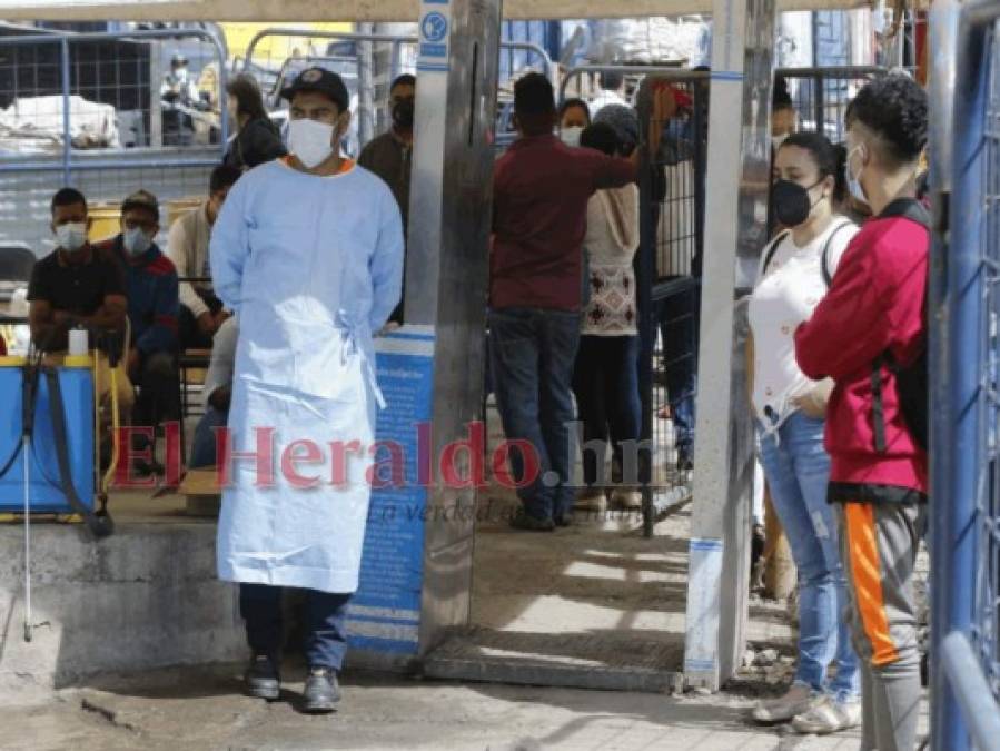 Triajes saturados de pacientes, mientras hospital móvil sigue sin iniciar operaciones (Fotos)