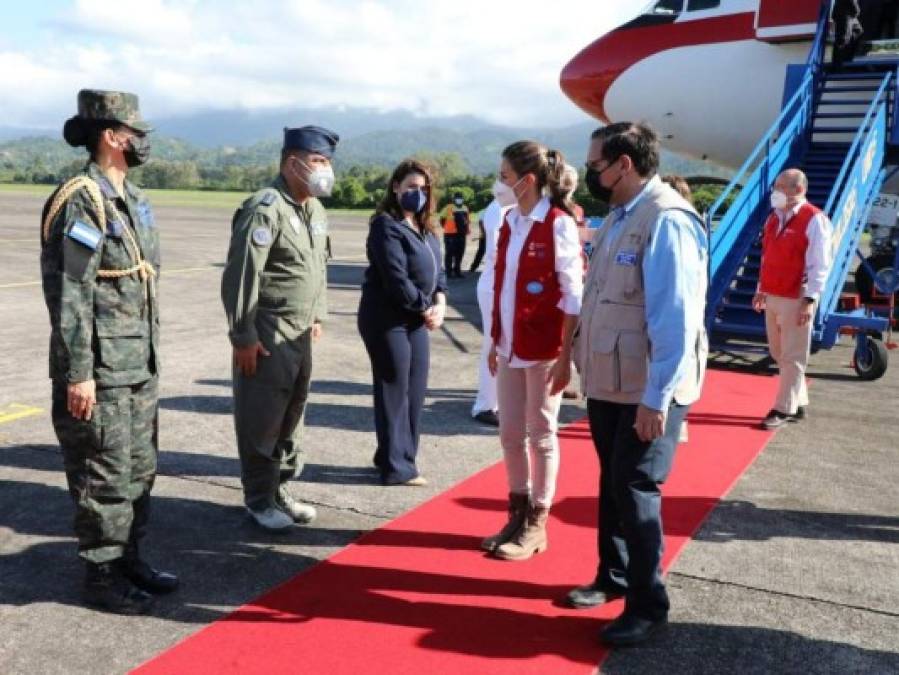 El sencillo look de la reina Letizia en su visita solidaria a Honduras (FOTOS)