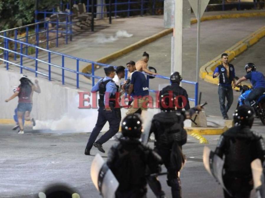 Terrible enfrentamiento entre barras y Policía Nacional tras el clásico capitalino