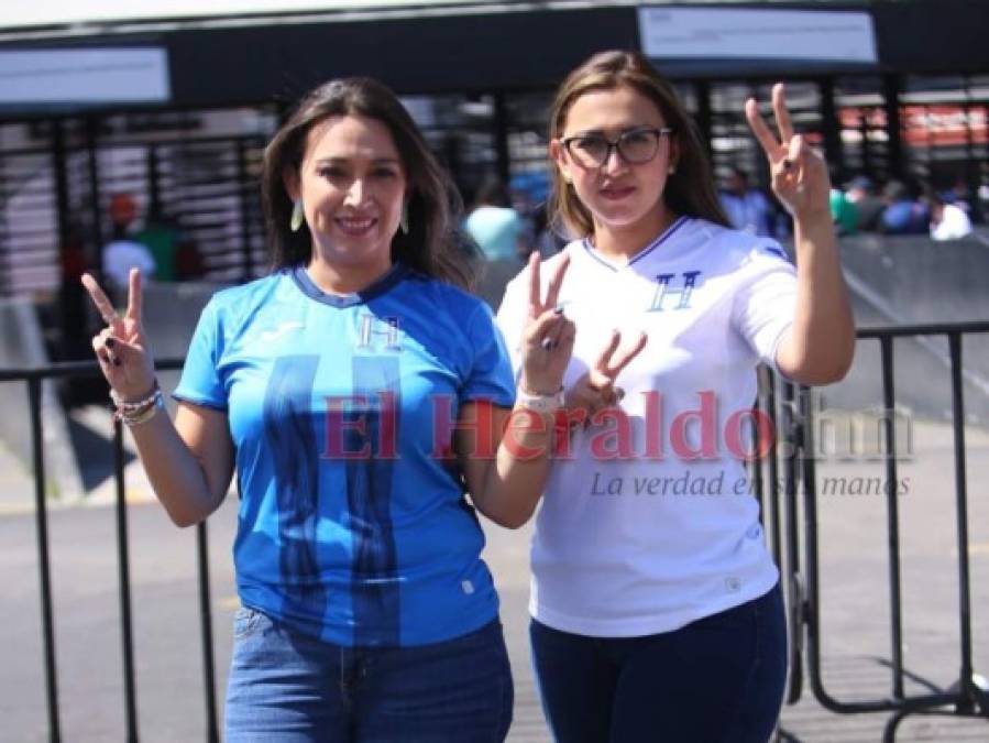 Bellas mujeres engalanan el estadio Azteca en el duelo de México-Honduras