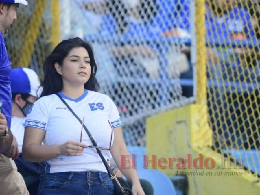 Bellezas hondureñas y salvadoreñas engalanan el estadio Cuscatlán (Fotos)