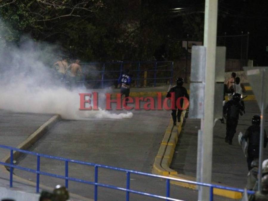 Terrible enfrentamiento entre barras y Policía Nacional tras el clásico capitalino