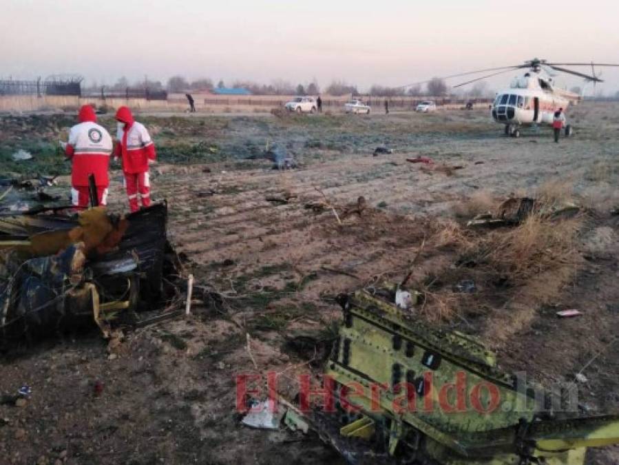 Cuerpos carbonizados y escombros, impactante escena del avión accidentado en Irán