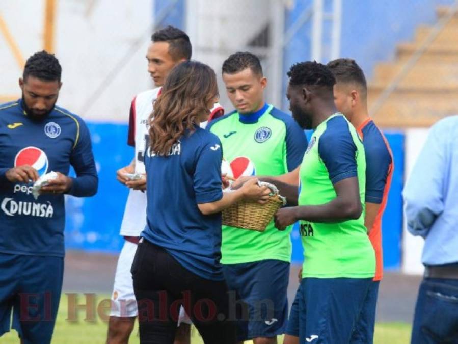 FOTOS: Presentadores de Las Mañanas del 5 pagan apuesta regalando 'burritas' a Motagua