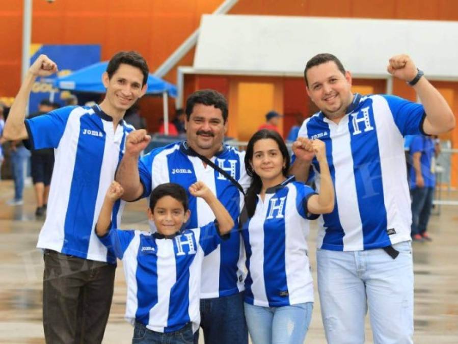 Hondureños desafían la tormenta eléctrica y empiezan a llegar al BBVA Compass Stadium