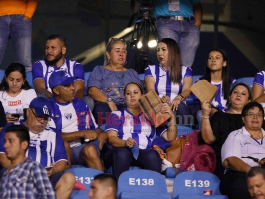 FOTOS: Mujeres guapas y afición entusiasmada en el partido de Honduras ante Martinica