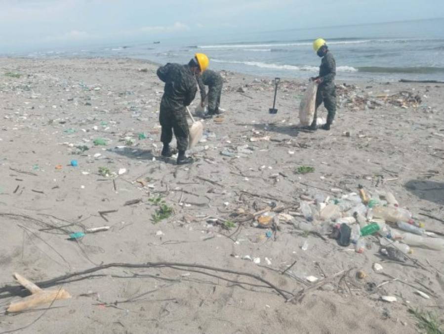 Ardua limpieza para retirar basura que contamina las playas de Omoa (FOTOS)