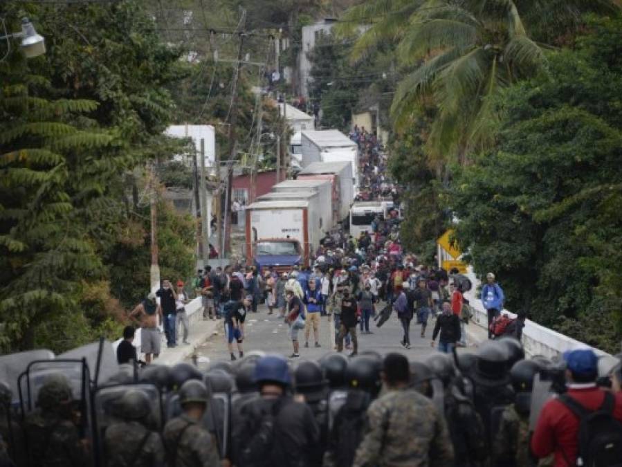 ¡Imágenes que duelen! El violento desalojo a la caravana migrante en Chiquimula