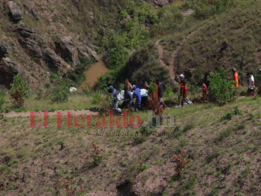 Así fue rescatado el cuerpo de un joven de 16 años asesinado en una zona inhóspita de la Villa Nueva (Fotos)