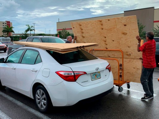 FOTOS: Residentes de Florida se preparan ante inminete llegada del huracán Dorian