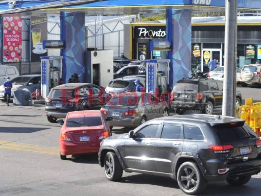 FOTOS: Enormes filas en gasolineras para abastecerse de combustible