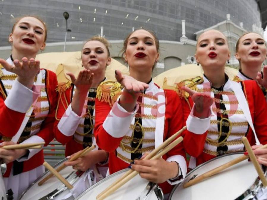 Las guapas mujeres que encienden el partido entre Francia vs. Perú