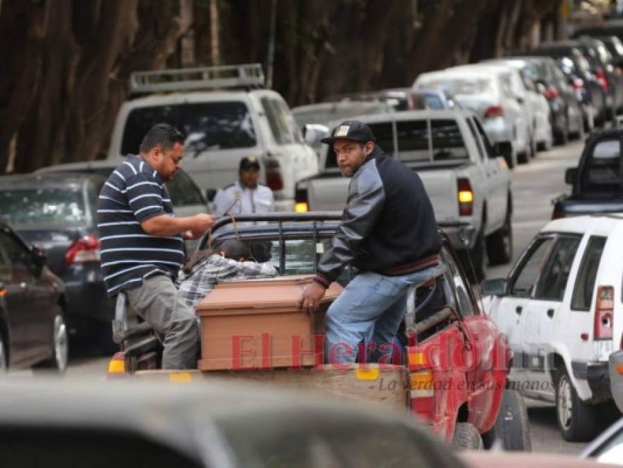 FOTOS: Familiares de reos asesinados en cárcel La Tolva reclaman cuerpos de la morgue