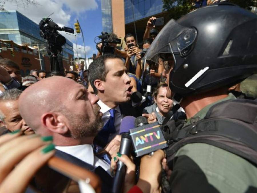 La caótica llegada de Juan Guaidó al Parlamento para su juramentación