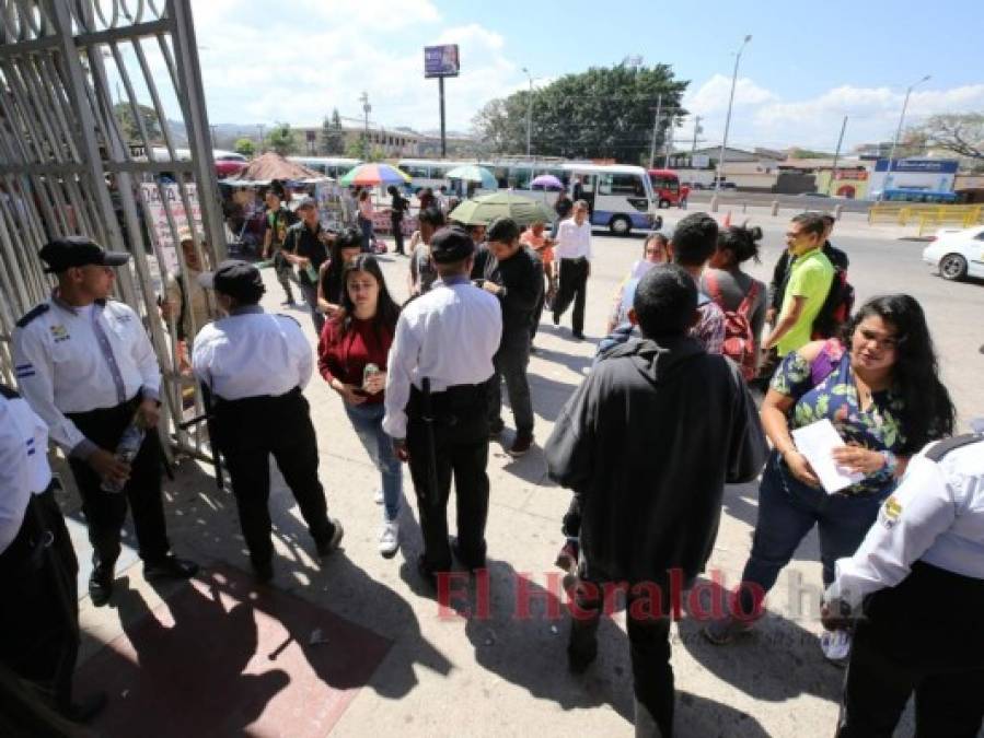 FOTOS: Estudiantes se las ingenian para ingresar a la UNAH con nueva medida de presentar carné