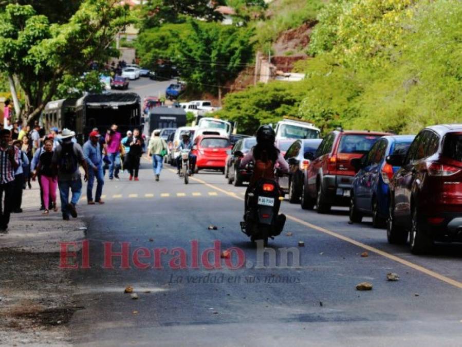 Protestas en El Chimbo: gaseados, padres con bebé en brazos e incendios