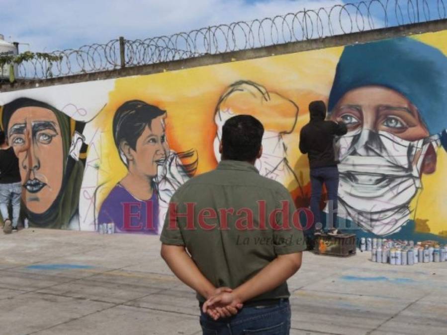 FOTOS: Tributo a los héroes de la pandemia en muros del Hato de Enmedio