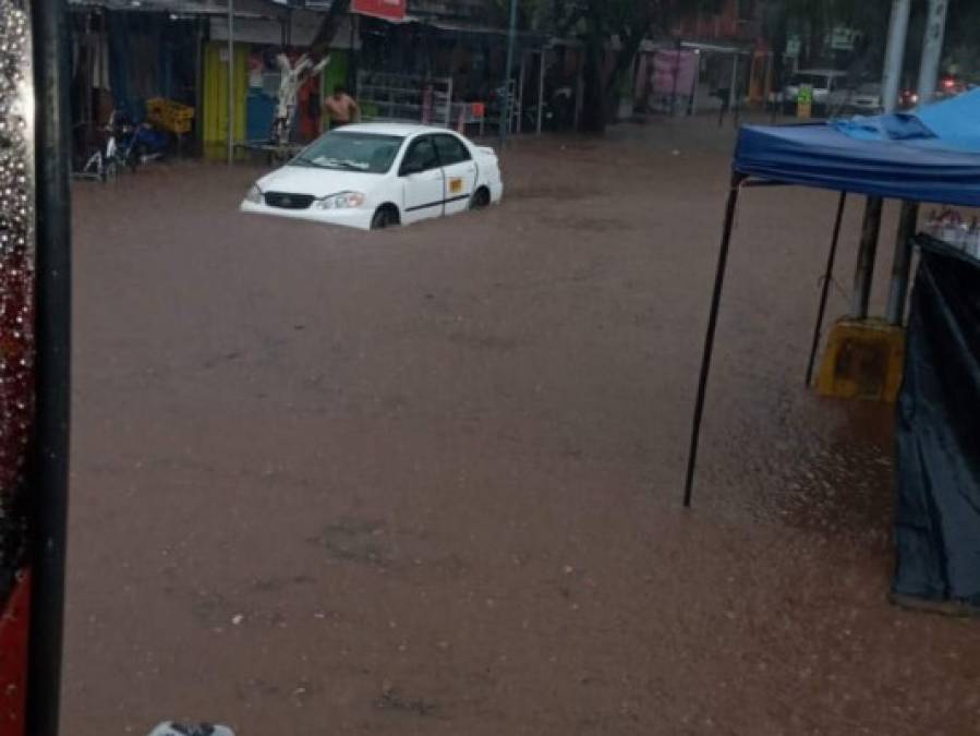 FOTOS: Lluvias dejan vehículos atrapados y convierten calles en ríos