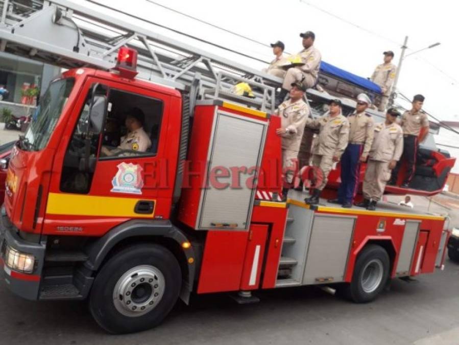 Masiva caravana acompaña los restos de Josué Vargas, bombero fallecido en La Montañita