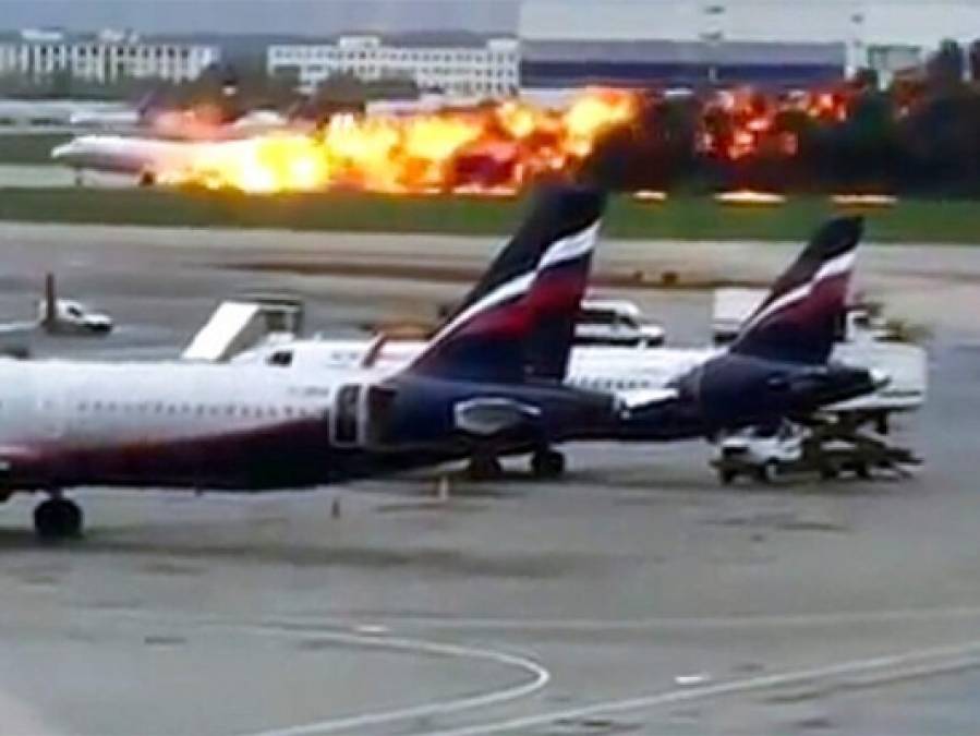 Llamas y pánico: Imágenes del pavoroso incendio en avión que dejó al menos 41 muertos en Rusia