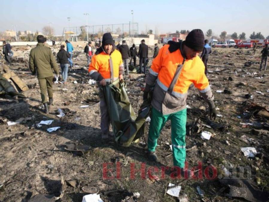 Cuerpos carbonizados y escombros, impactante escena del avión accidentado en Irán