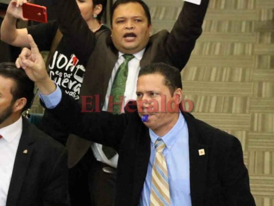 Así fue la protesta de los diputados de Libre en la sesión del Congreso Nacional este jueves